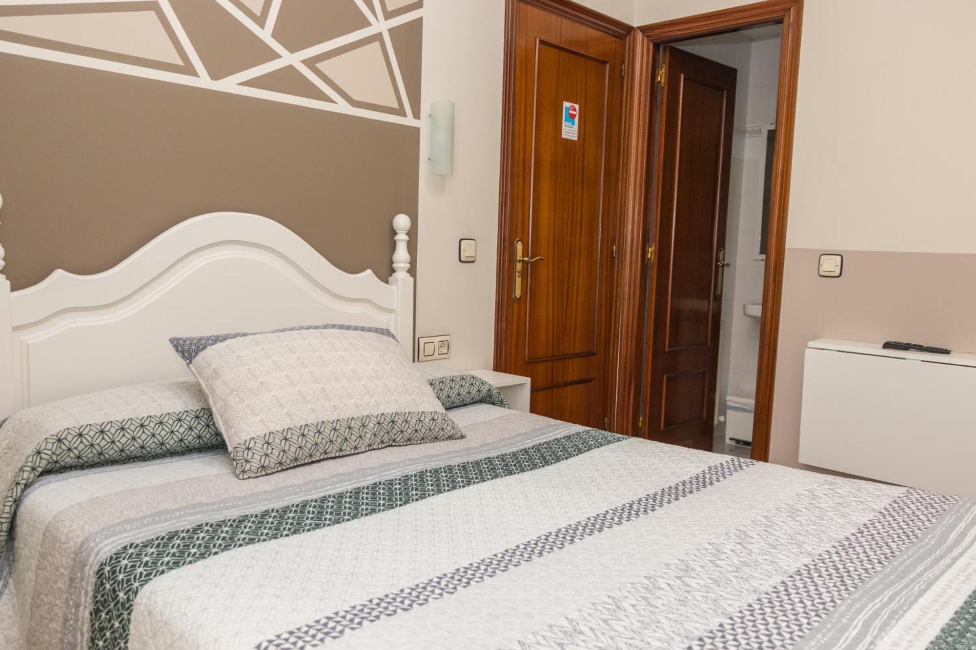 Hotel Plaza Onís Esterno foto