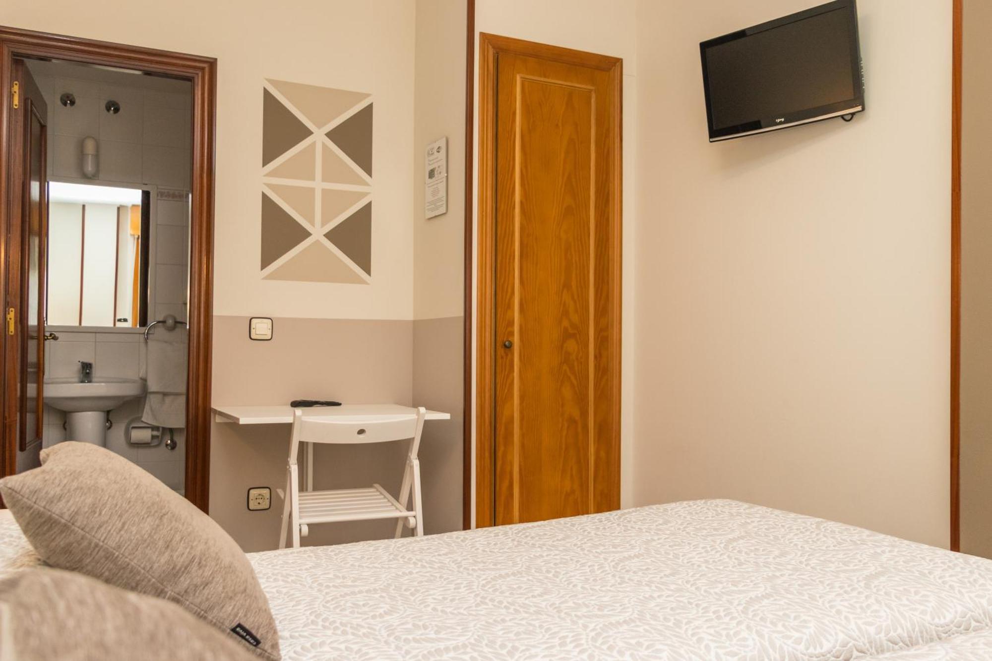 Hotel Plaza Onís Esterno foto